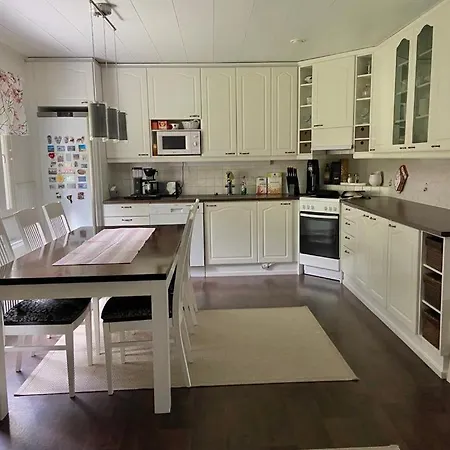 Iso Omakotitalo Luonnon Keskellae