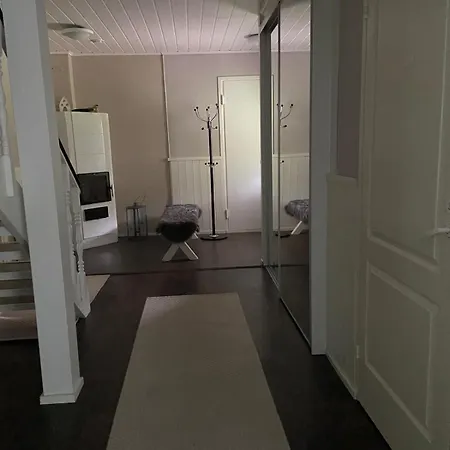 Iso Omakotitalo Luonnon Keskellae Apartman *