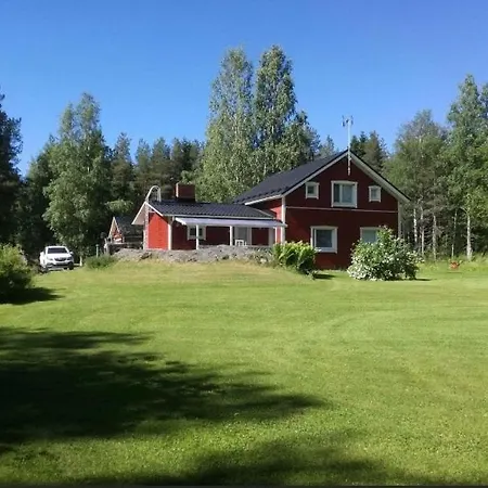 Iso Omakotitalo Luonnon Keskellae Apartman *