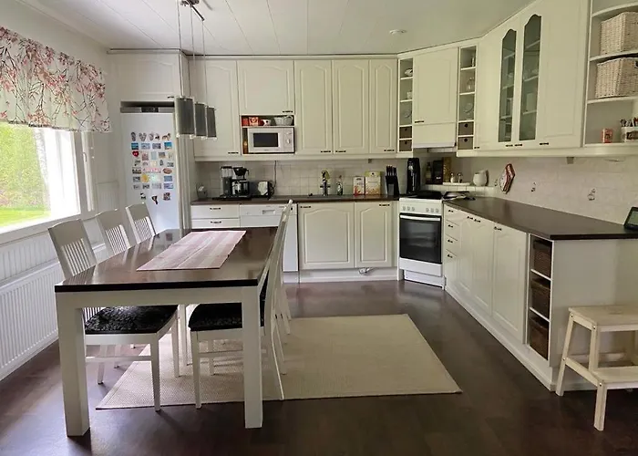 Iso Omakotitalo Luonnon Keskellae