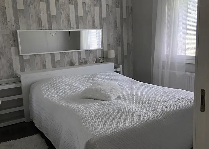 Iso Omakotitalo Luonnon Keskellae Lägenhet *